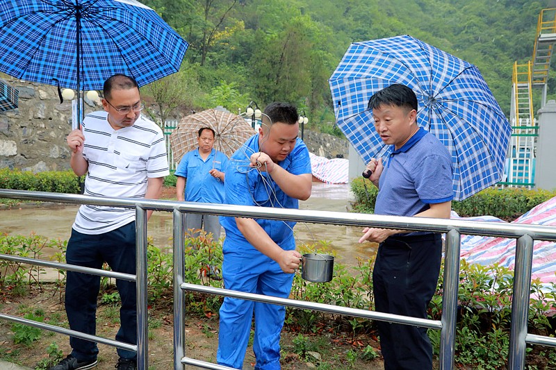 熊良虎在镇安污水处理厂调研时指出：：以守护人民群众喝上清洁的水、、放心的水为出发点，，，助力打好碧水守卫战