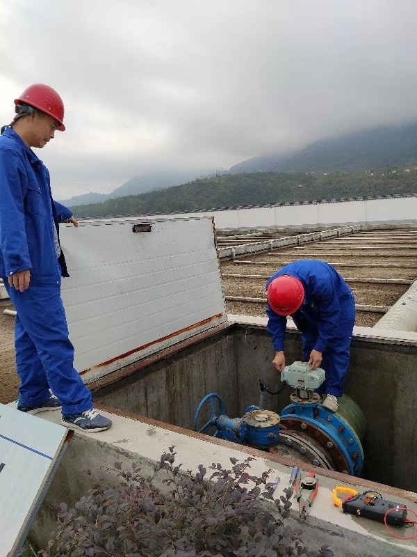 老人翻出大桥护栏欲轻生！危急时刻水情形公司职工一把拽住