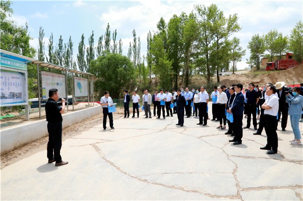 南宫NG28集团集团复工复产促增添项目观摩聚会与会职员走进绿色能源公司油气公司水情形公司陕北片区项目