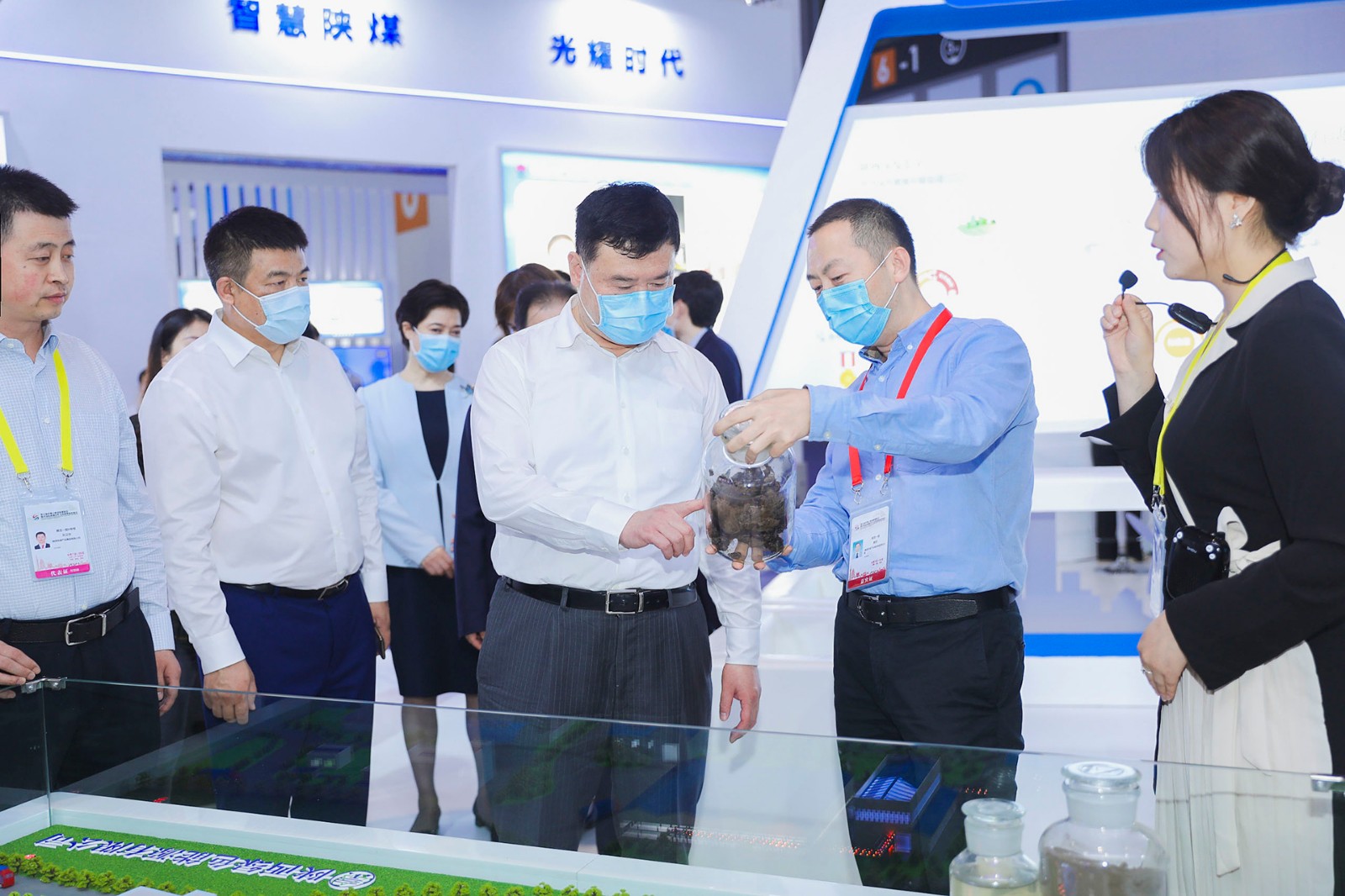 副省长魏建锋莅临南宫NG28集团集团丝博会展区巡展