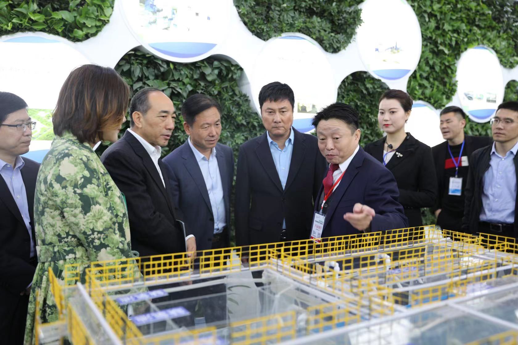 陕西省人大常委会副主任、、、省总工会主席郭大为一行旅行我公司笔直流迷宫手艺