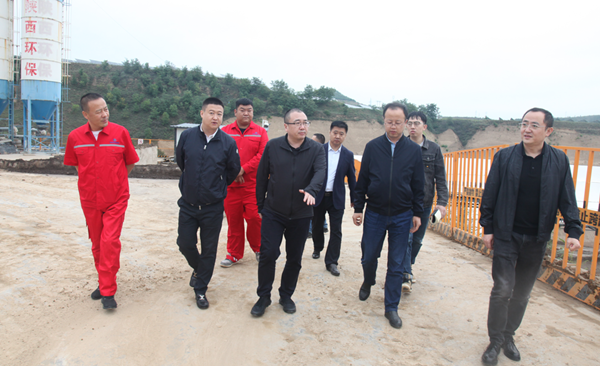 集团公司向导到油气公司安塞固废处理站检查节前清静生产事情