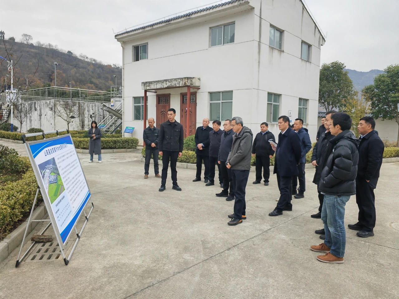 国家开展刷新委区域司副司长刘强到水情形公司法官镇污水处理厂调研指导